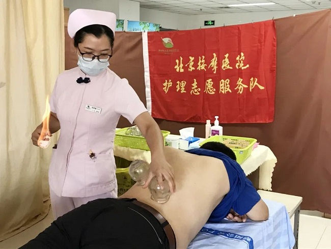 图为护理人员进行走罐治疗